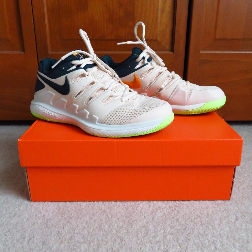 NIKE WOMEN'S TENNIS SHOES (SPORTS)